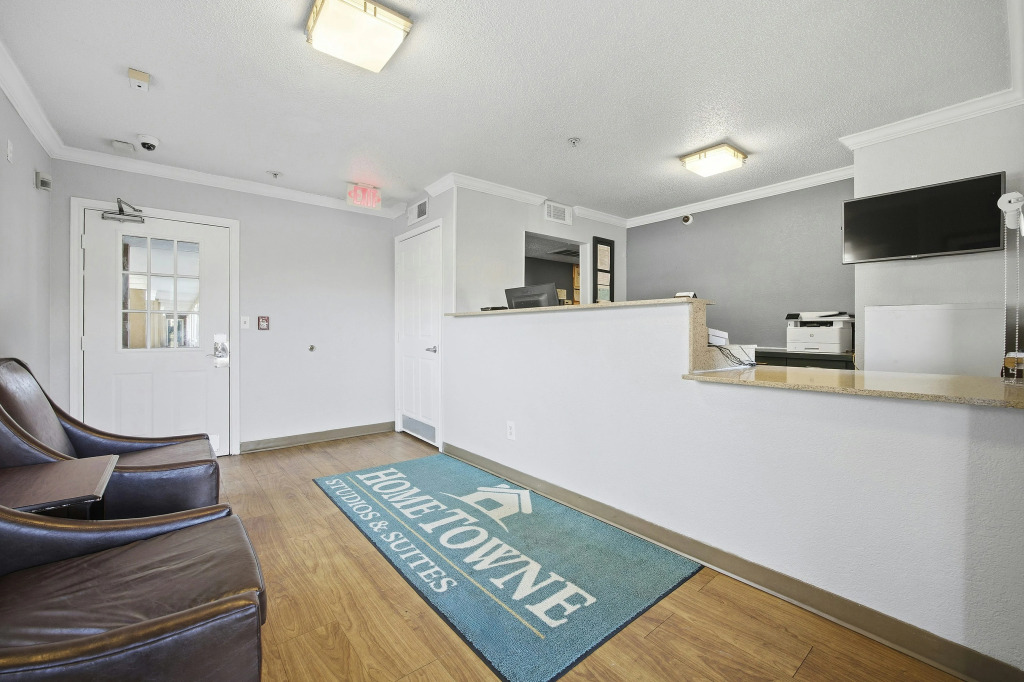 HomeTowne Studios by Red Roof Atlanta – Peachtree Corners