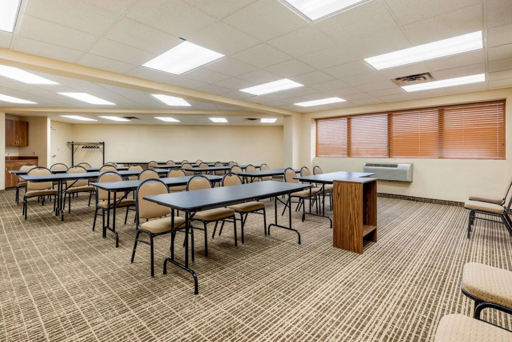 Clarion Pointe Louisville East