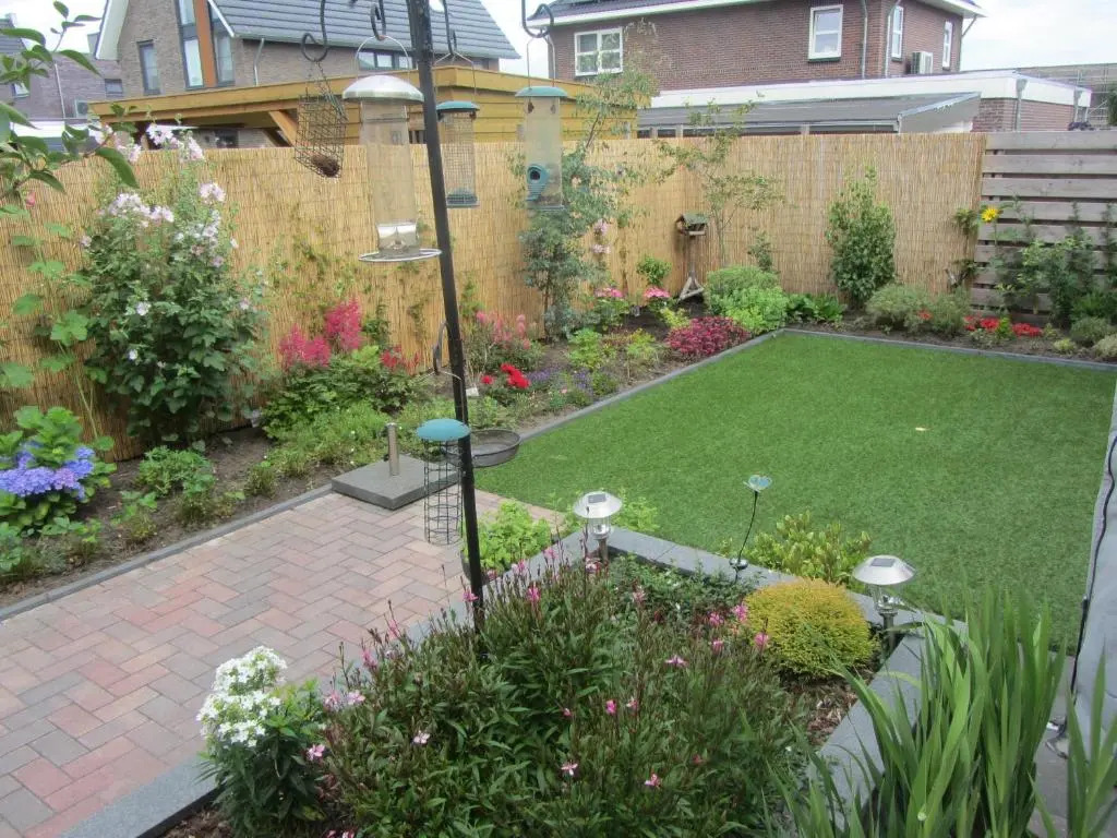 Heerenveen zonnige hoekwoning met tuinkamer en eigen parkeerplaats