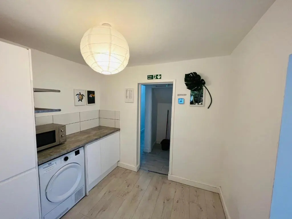 Tropical Apartment, 10 min from Blackpool tower, outside space, sleeps 12