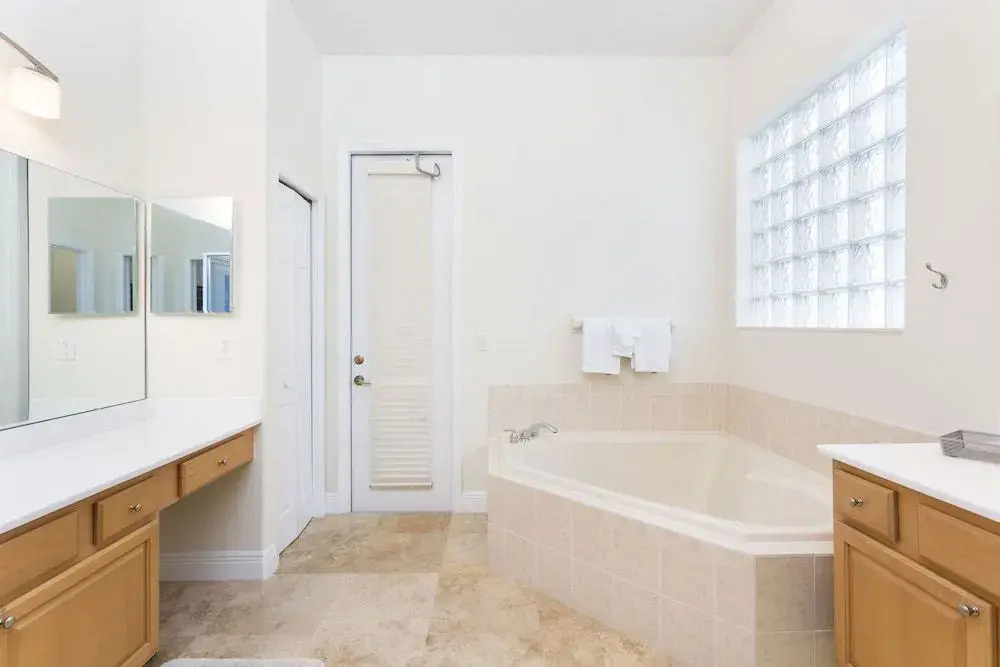 3 Bed Reunion Home w/ South Facing Pool by RedAwning
