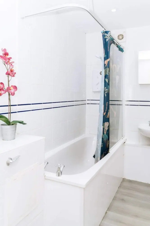 Bright High-ceiling 2BD Flat - Central Edinburgh!