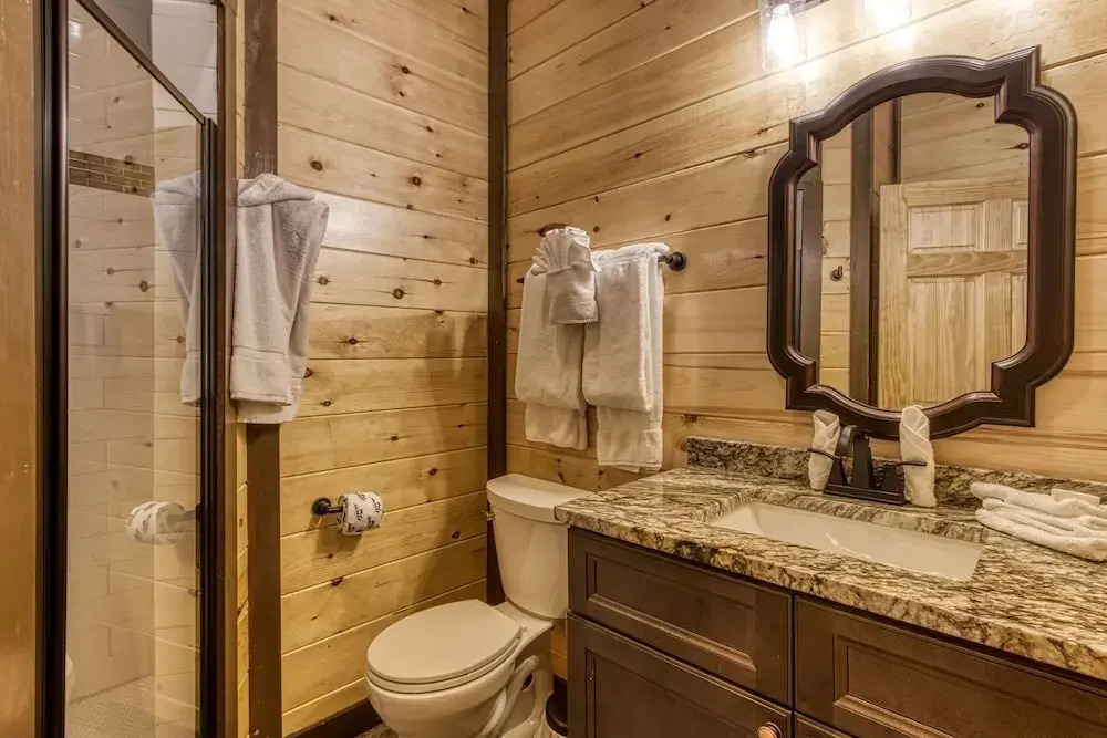 ERN823 - EAGLE FALLS - GREAT LOCATION WITH PRIVATE HEATED INDOOR POOL! CLOSE TO TOWN! cabin