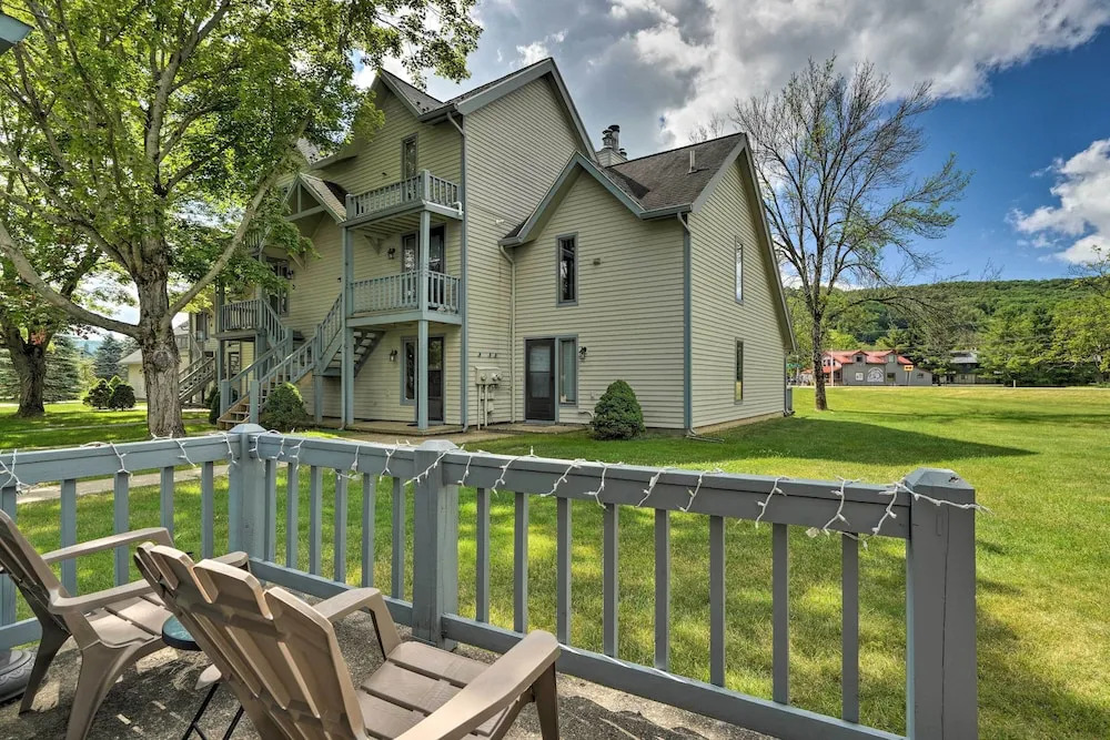 Townhome w/ Fireplace - Walk to Chairlift!