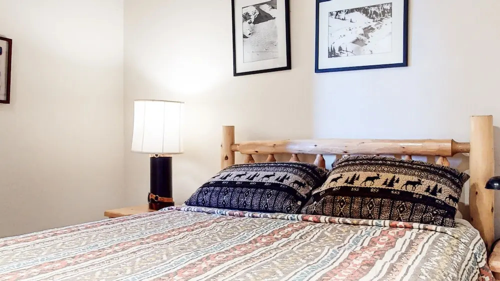 Mammoth West 140 Pet-Friendly Updated Condo, Just A Short Walk to Canyon Lodge by RedAwning