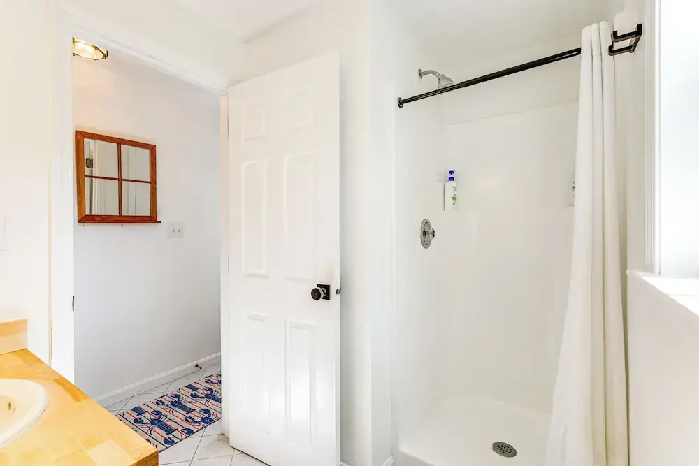 1 Mi to Sand! Mid-cape Chatham w/ Furnished Deck