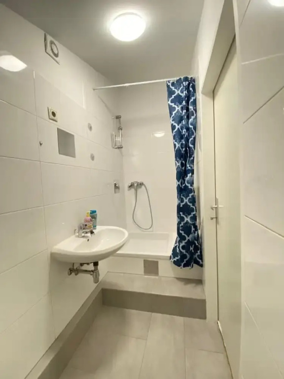 Spacious 8BR Apt with Terrace 16P