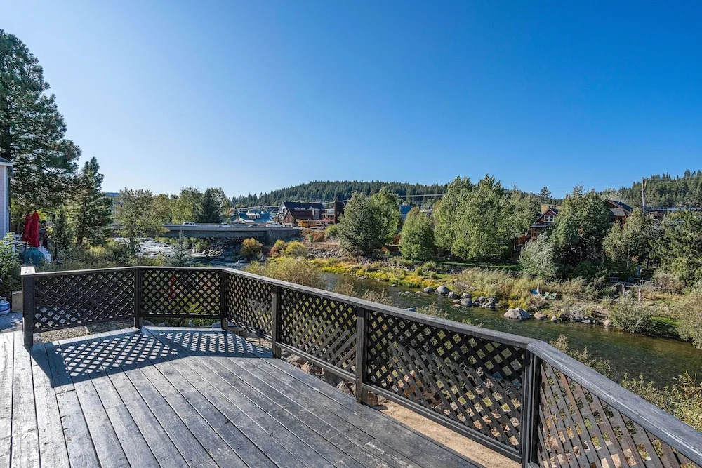 Luxe & Spacious Riverfront , Steps To Downtown 5 Bedroom Home