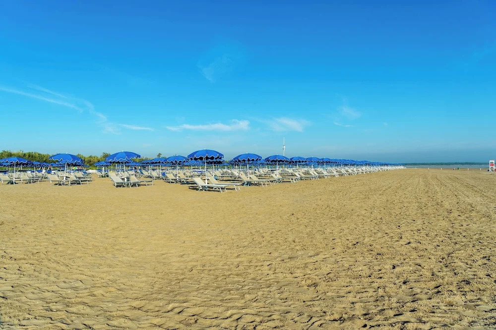 Houses and Apts. in Albarella 24882