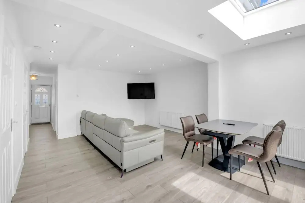 4 Bed - Sleeps 8 - Free Parking - Garden