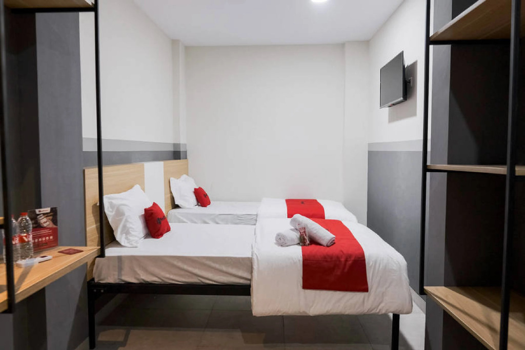 RedDoorz Plus near Taman Anggrek Mall