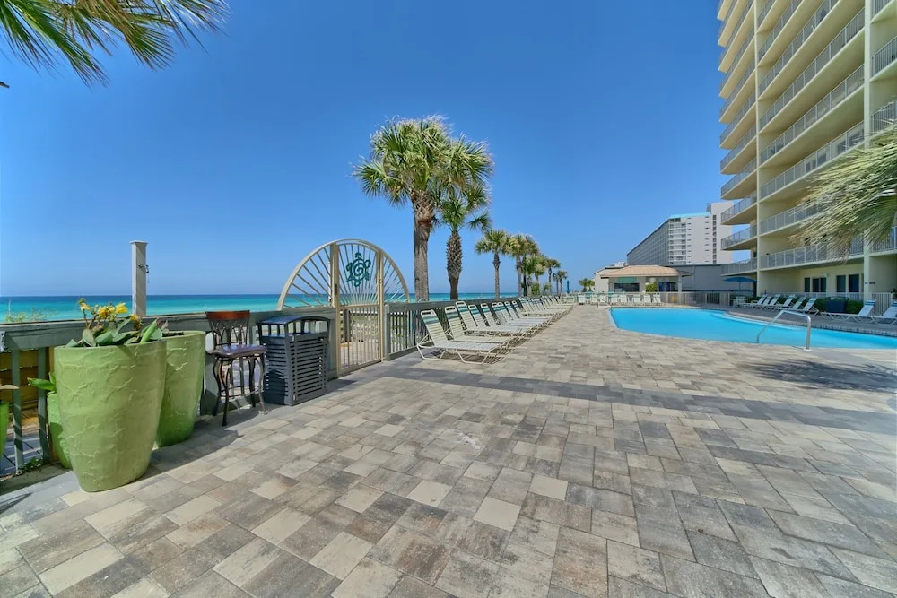 Luxurious High-Rise Condo with Spacious Balcony Facing the Ocean - Unit 1805 by RedAwning