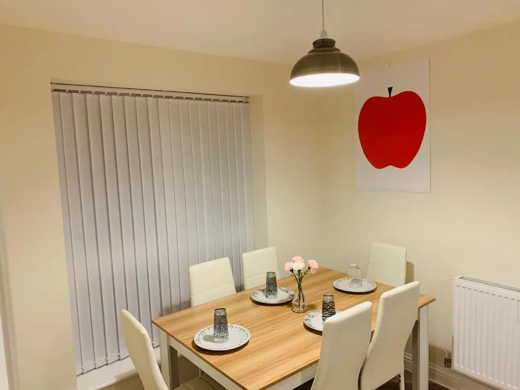 Cove, Dorlahomes, Spacious 3 Bed House with Garden, Free Parking, Sittingbourne City Centre