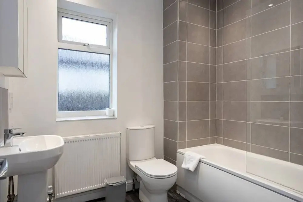 Spacious House With Parking Near Heaton Park