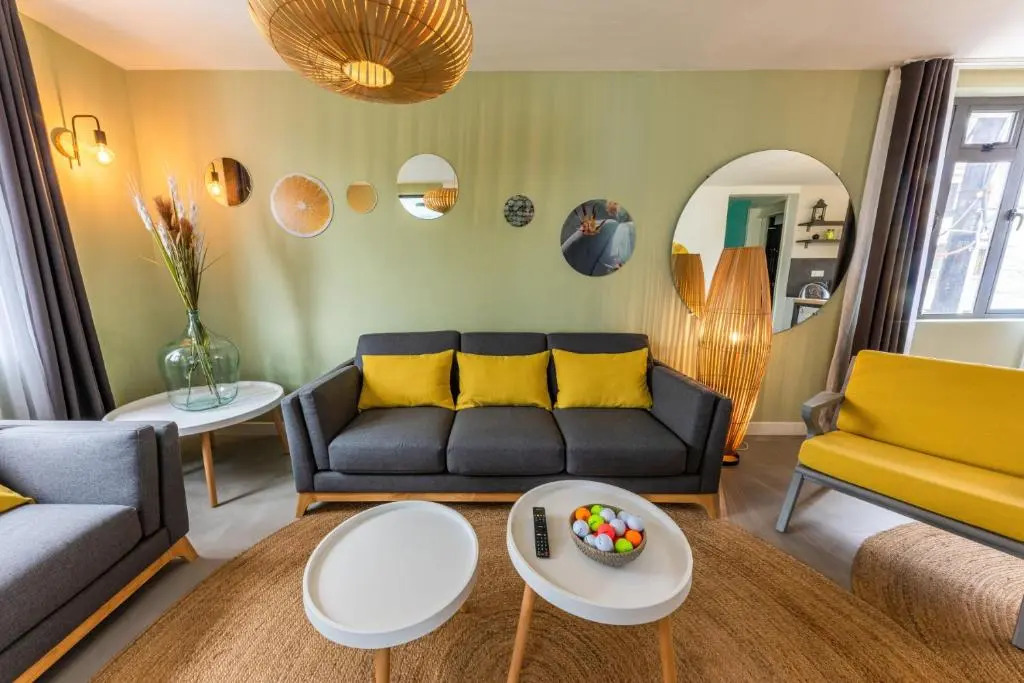 Les Cerisiers Beach Residence, Cosy and Modern 3 bedroom apartment located 50 metres from the beach and from all amenities and restaurants on the coastal road