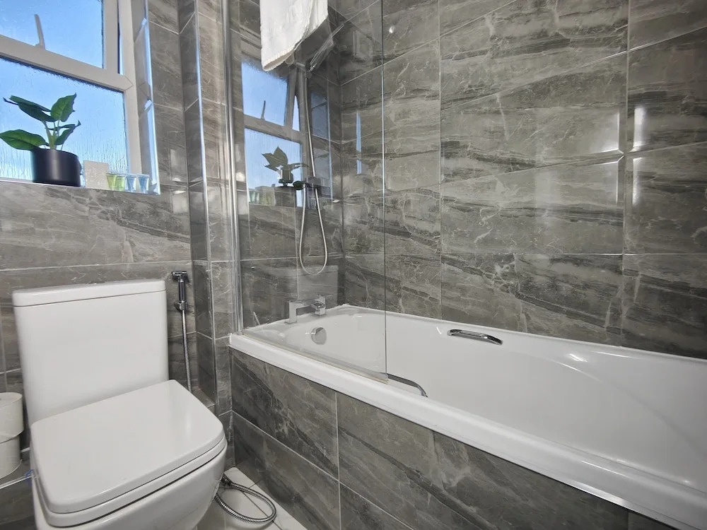 3 Bed House - Sleeps 7 - Garden - Parking - Wifi