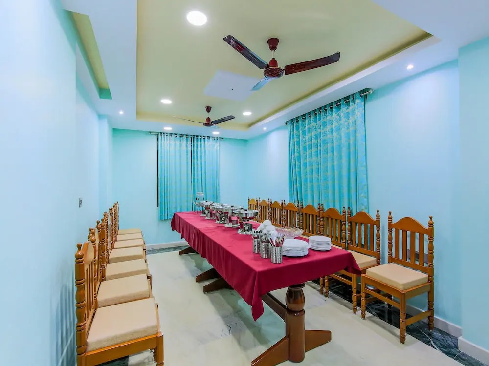 OYO 14779 Meera Motels & Residency