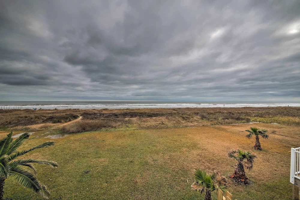 Steps to Gulf! Pet-friendly Galveston Getaway