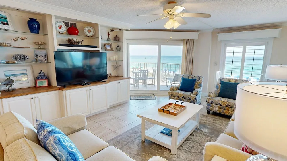 Inlet Reef 204 2 Bedroom Condo by RedAwning