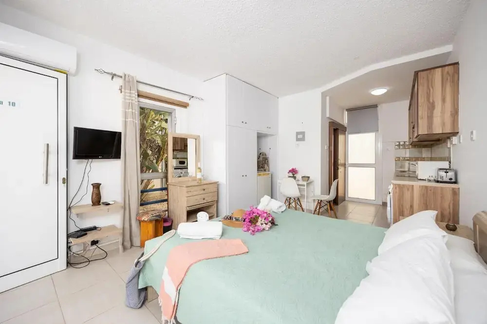 Emilia 10 With 1 Bedrooms and 1 Bathrooms