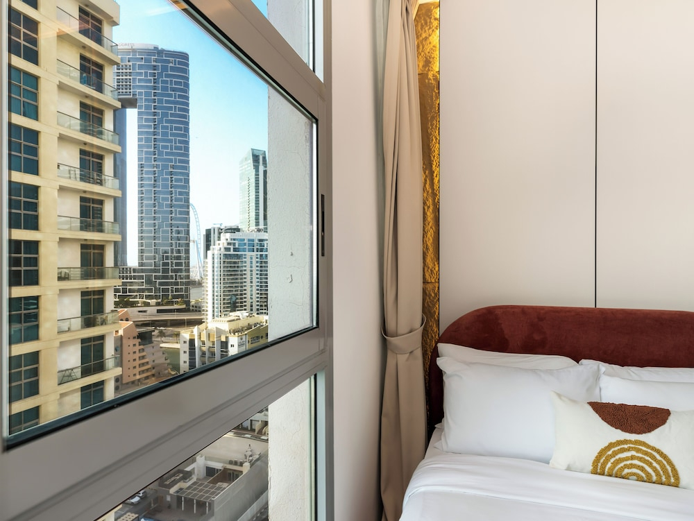 Urban Dubai Marina Stay Near Yacht