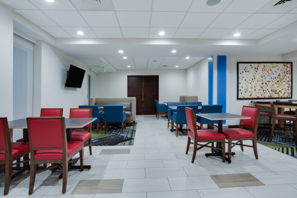 Holiday Inn Express & Suites. by IHG