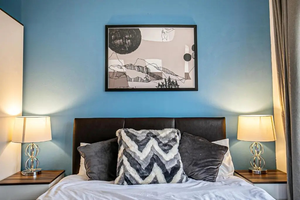 6 Bedroom House - Central MK - Free Parking, Smart TV, Fast Wifi and Garden - Perfect for Contractors and Large Groups by Yoko Property