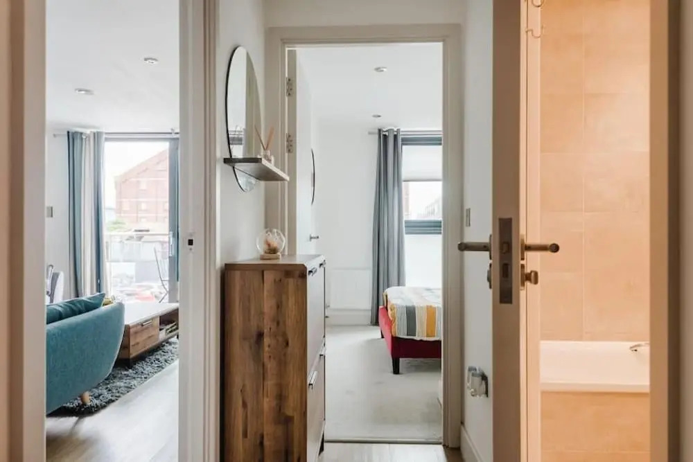 Beautiful 1 Bedroom Waterfront Apartment With Parking in Gloucester Docks