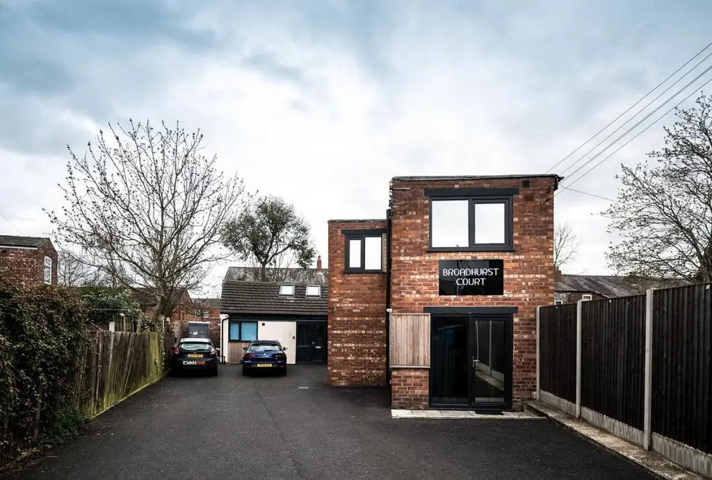 Air Host and Stay - Apartment 5 Broadhurst Court sleeps 6 minutes from town centre