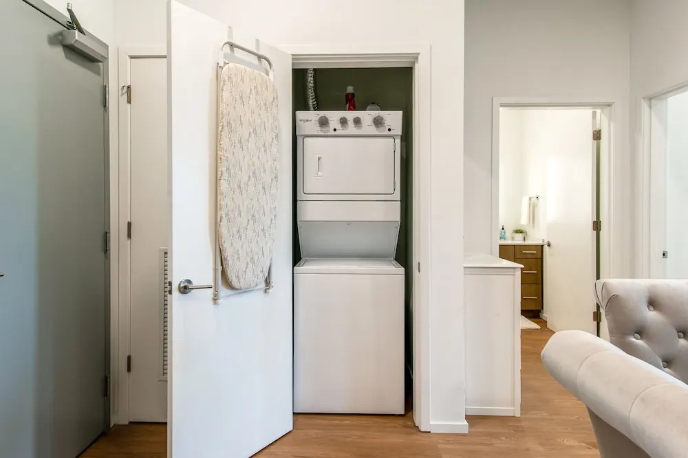 Illume New Green Community Heated Pool Deck 1 Bedroom Condo