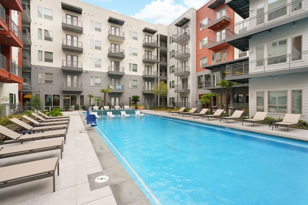1 BR and 2 BR near Downtown by Frontdesk