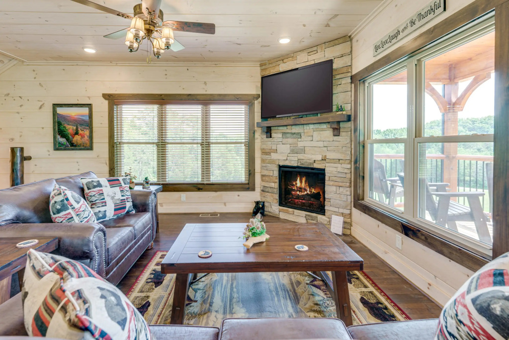 T-Bears Cabin: Hot Tub, Game Room, Theater Room