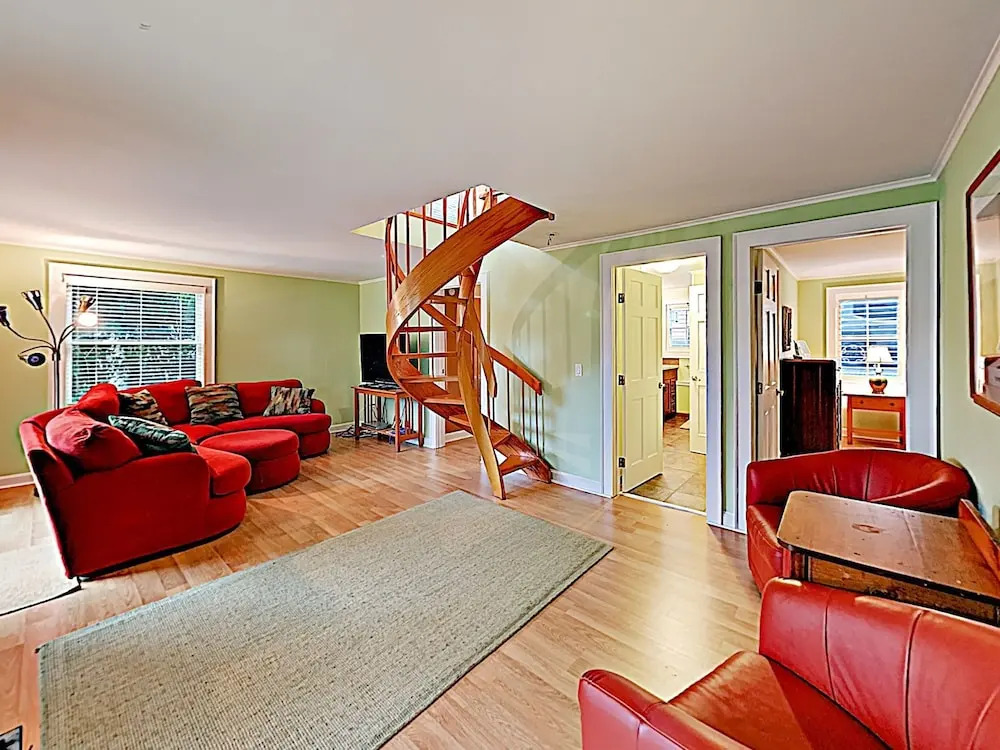 New Listing! Serene East End : Steps To Sand 3 Bedroom Condo