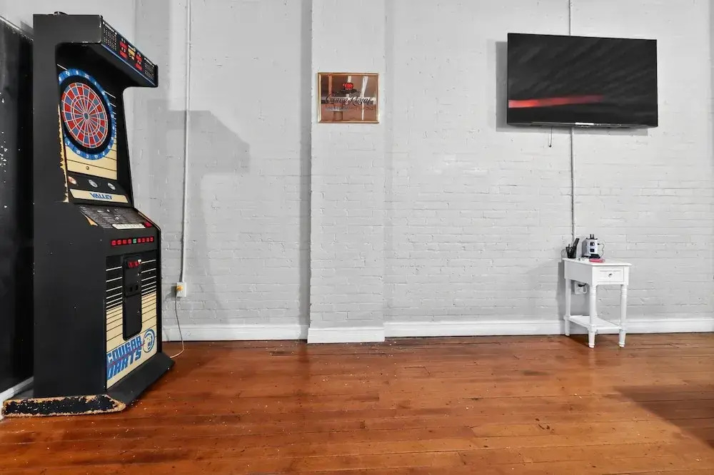 Huge 'man Cave' 2 Mins From Downtown Detroit 1 Bedroom Apts