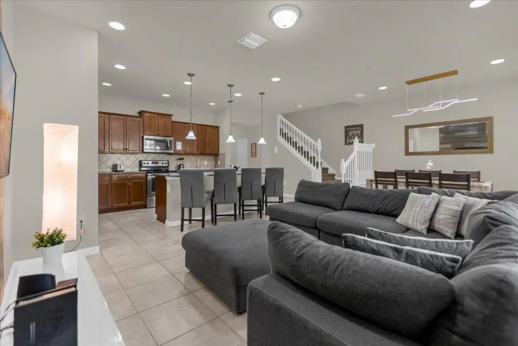 5 Bd 45 Ba Windsor At Westside 8917 Sa