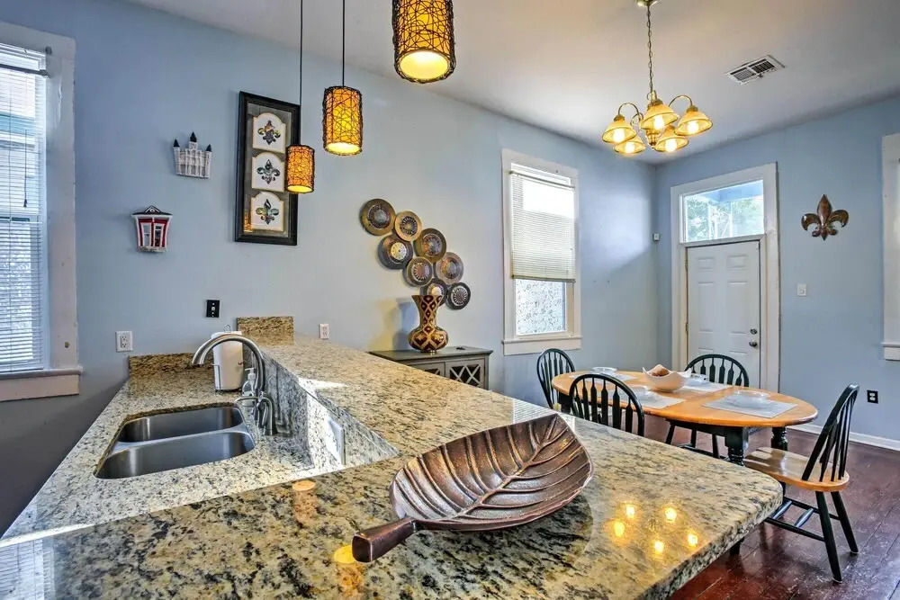 5 Mi to Bourbon Street: Central Nola Home