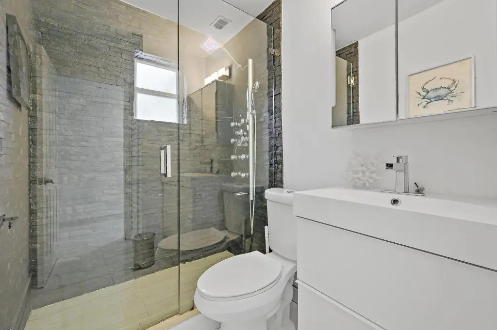 **Modern 3Bedroom W/ Stunning Backyard Area**
