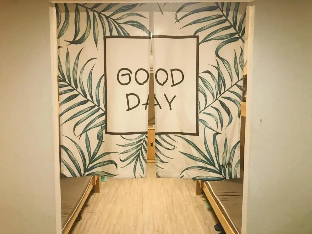 Hidden Garden Youth Hostel -Oriental Pearl &Lujiazui -Garden Social Area -Bar -Café -Free Laundry Luggage Storage -24H Front Desk -English Service
