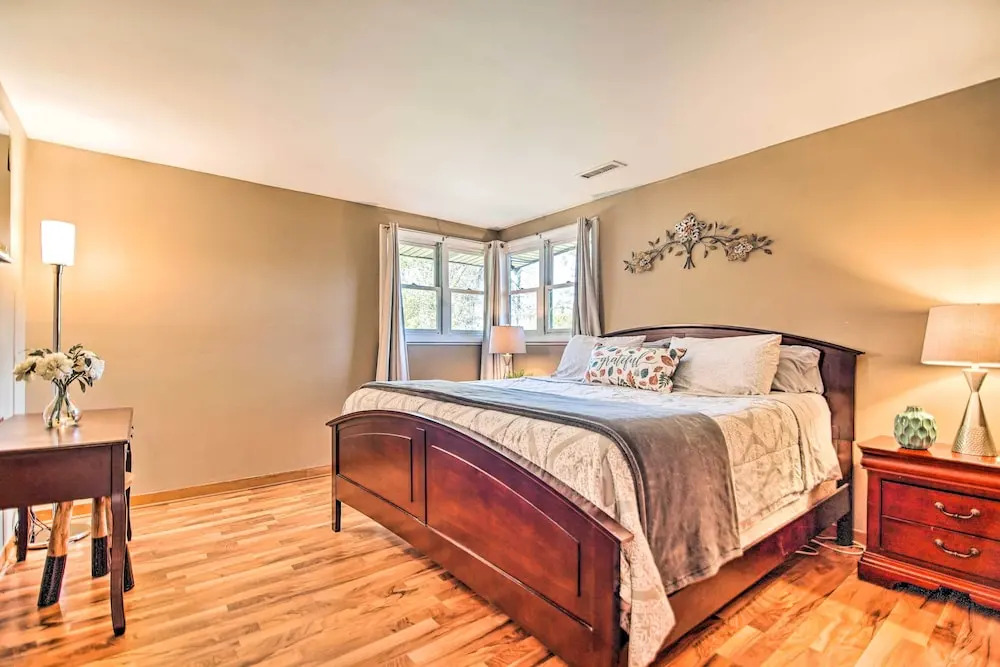 Fenced Yard: Fox River Grove Home, Dogs Welcome