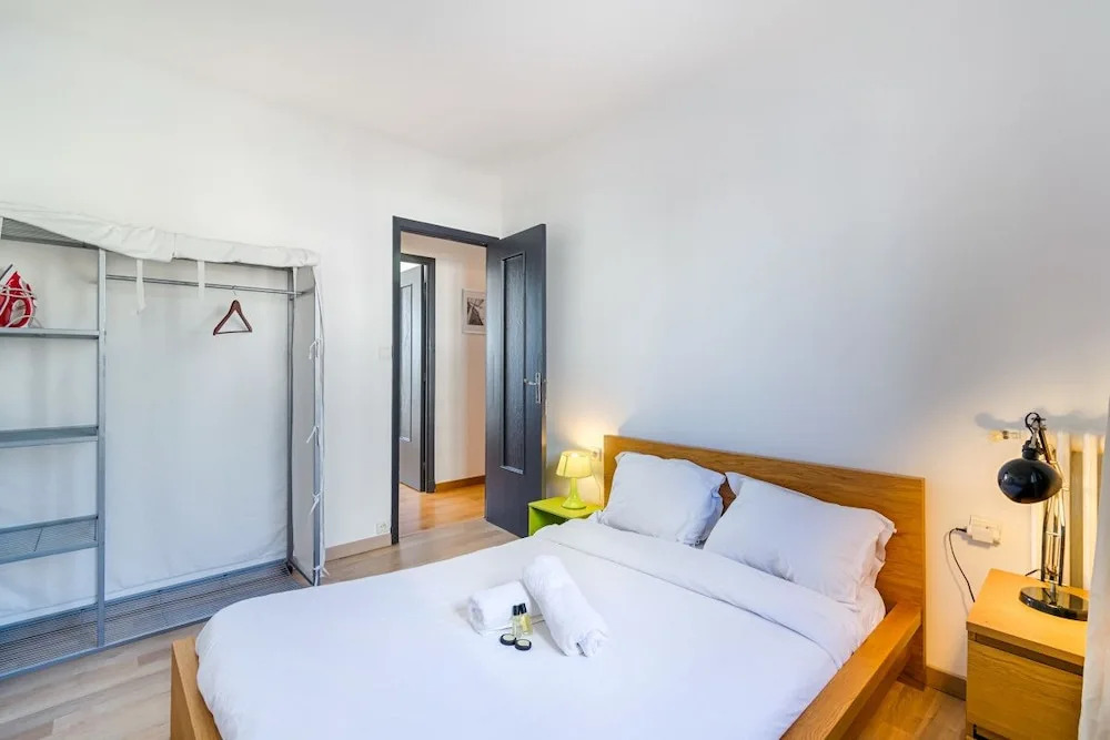 Prado - Velodrome : 2-bedroom Flat With Carpark
