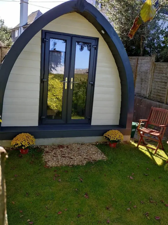 Beautiful and Cosy Garden Pod Saintives