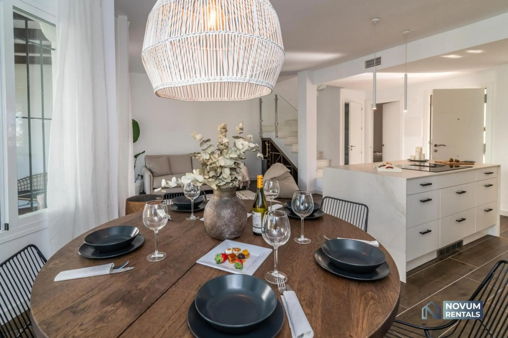TOP RENOVATED 3-BDRM TOWNHOUSES with POOL, BBQ & ROOFTOP TERRACES