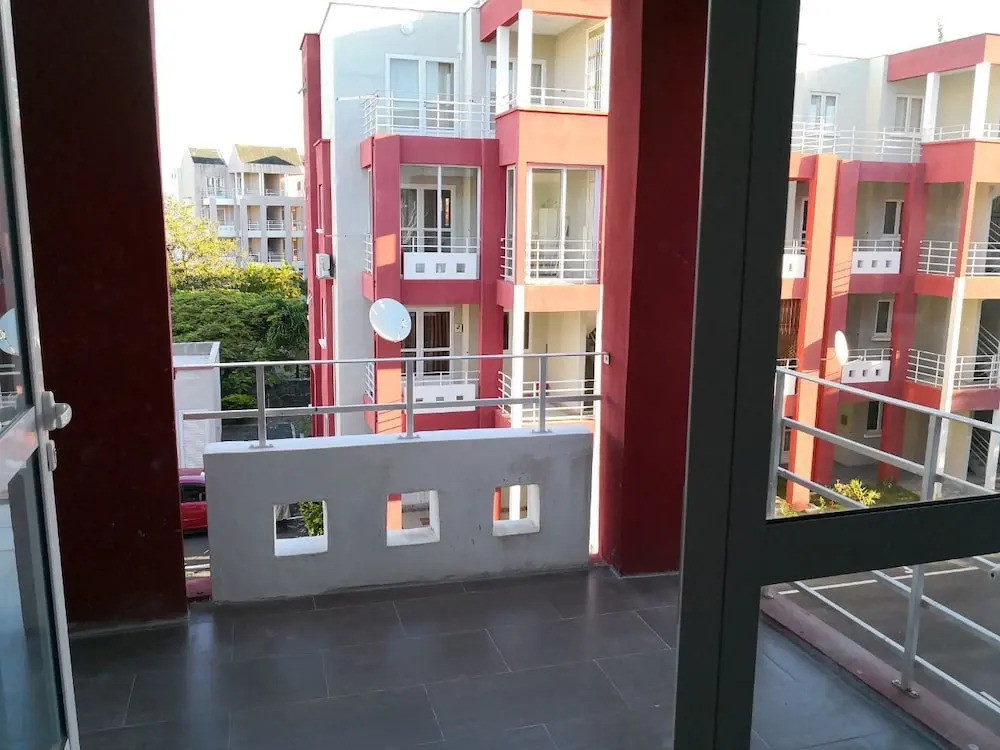 Red Lory Apartment Pereybere