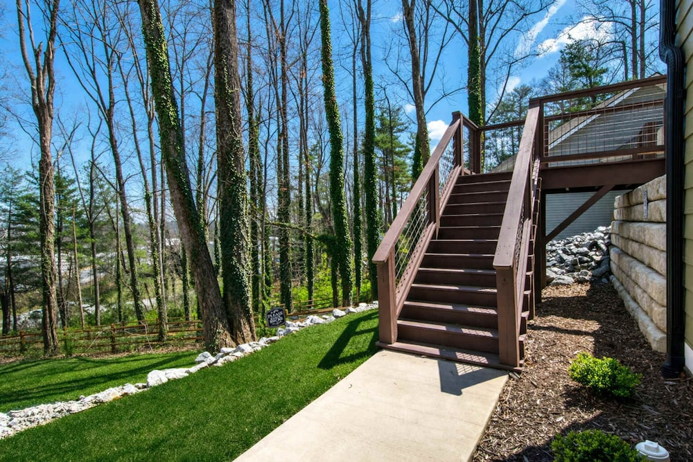 Lower Level Retreat w Free Tix Private Cozy