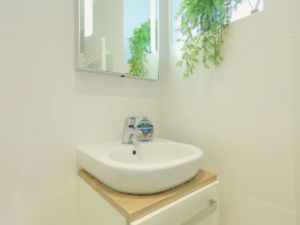 4 Thornlea Mews