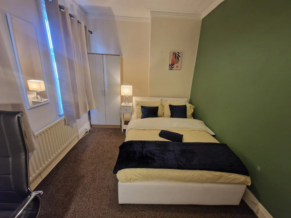 House - Sleeps 4 - Garden - Parking