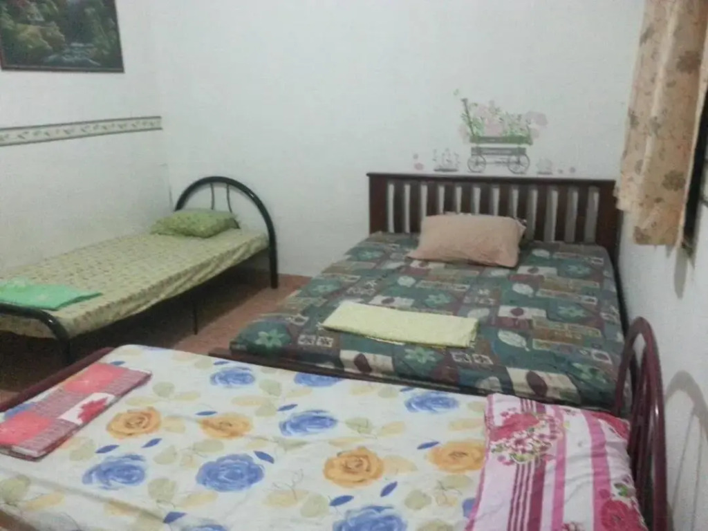 Homestay Aircond Pantai Timur Chalet Guest House Kak Mah