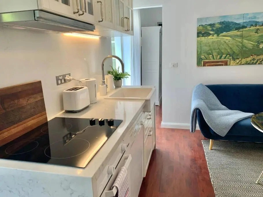 Stylish Private Studio, Close to Beach, WIFI, Parking