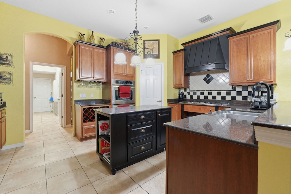Charming 3br Oasis Comfort, Pool & Sunshine 3 Bedroom Home