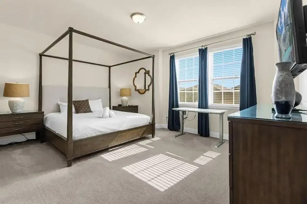 350-8-pc-open Floor Plan With Private Pool